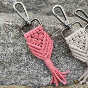 Macramé klíčenka - starorůžová