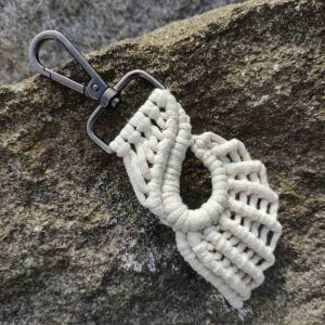 Macramé klíčenka WING - krémová