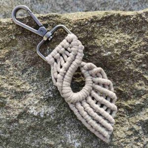 Macramé klíčenka WING - pastelově hnědá